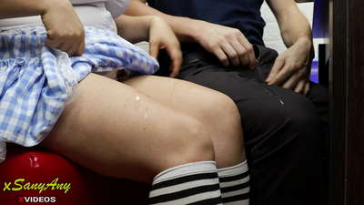 Yosh maktab o'quvchisi sinfdoshiga uy vazifasini o'tayapti-xsanyAny